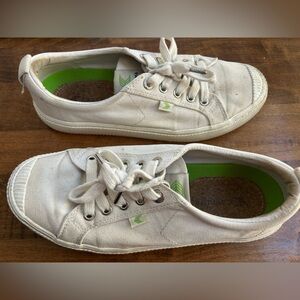 Cariuma 8.5 White Canvas Shoes